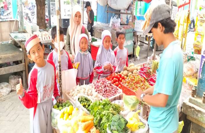 PENERAPAN PEMBELAJARAN DI LUAR SEKOLAH OUTDOOR LEARNING SISWA SISWI MI DARUSSALAM