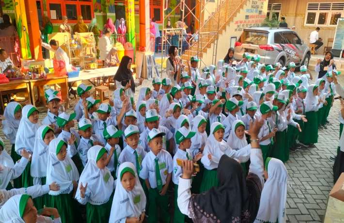Sambut Hari Pertama Masuk Sekolah Dengan Suka Cita